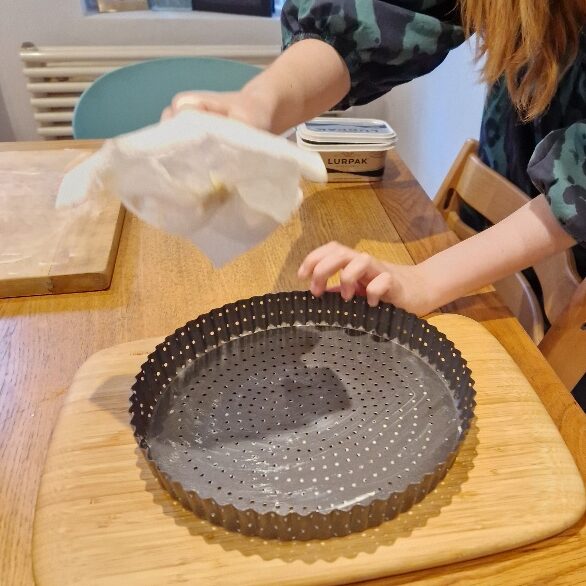 Estella greasing tin