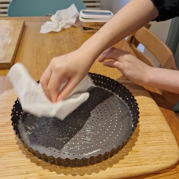 Estella greasing tin