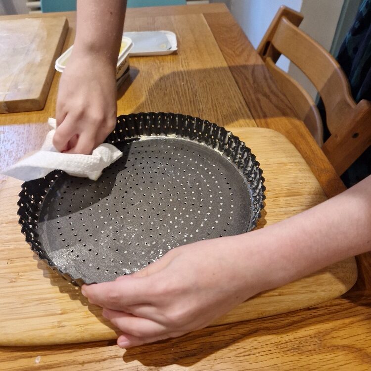 Estella greasing tin