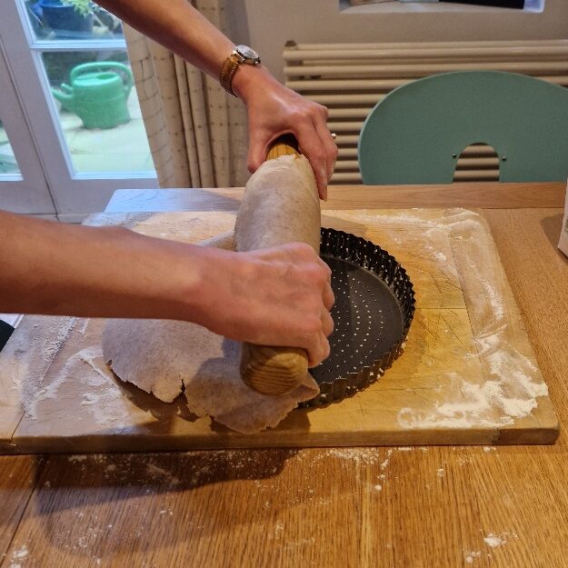 Lining tin with pastry dough