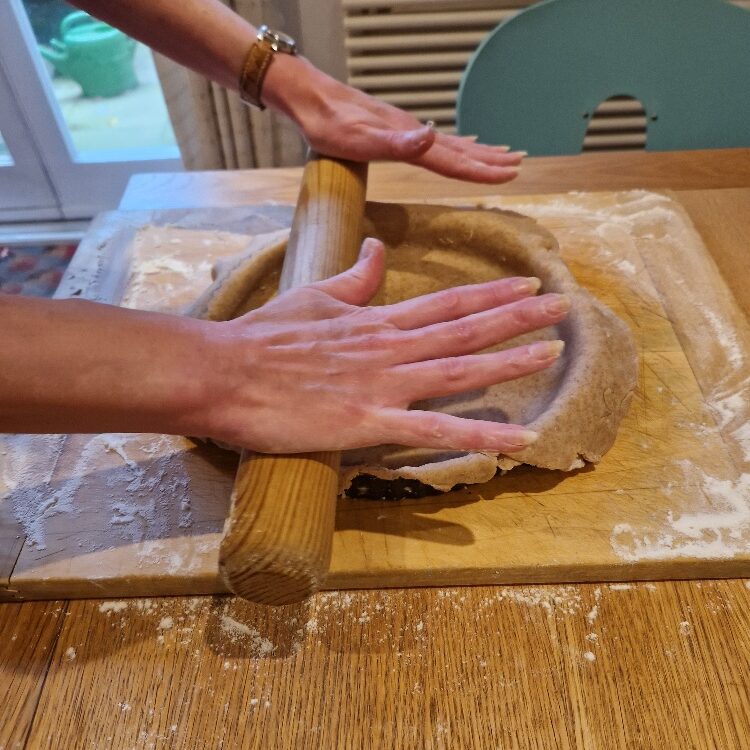 Neatening pastry dough
