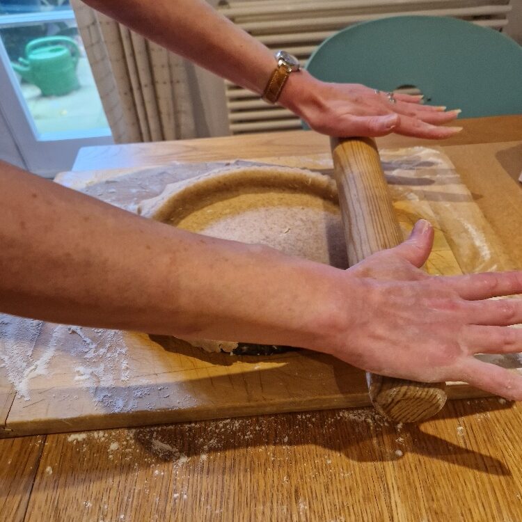 Neatening pastry dough