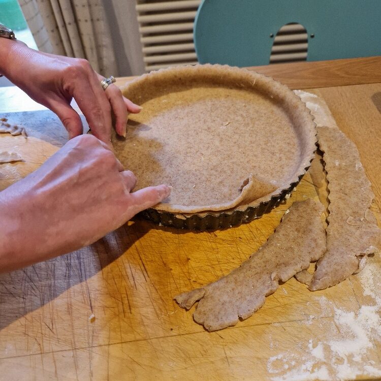 Neatening pastry dough