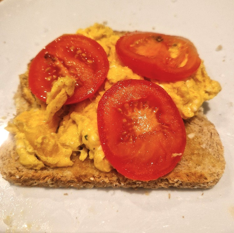 Scrambled Egg on Toast with Tomato